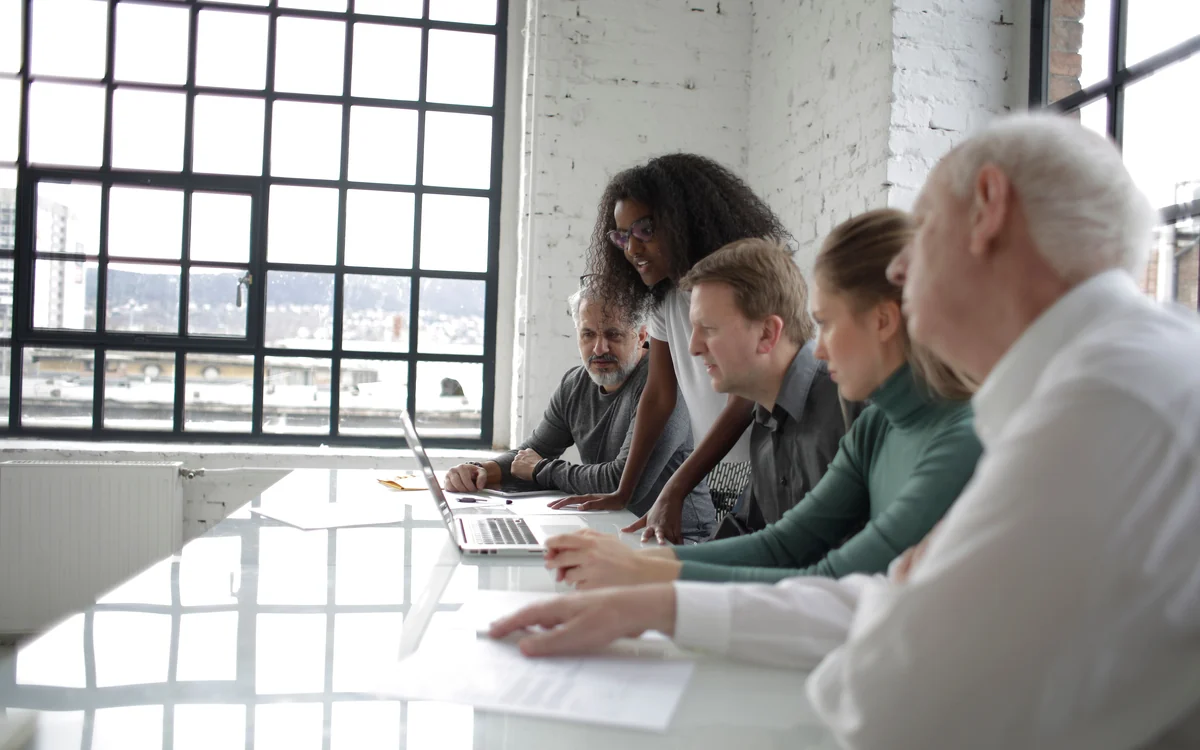 Lavoratori di generazioni diverse in azienda
