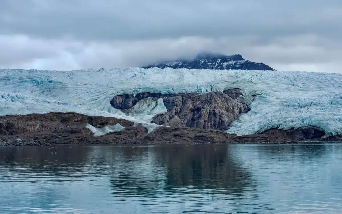 Fiordo e ghiacciaio durante un viaggio alle Svalbard