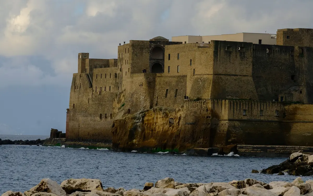 Castel dell’Ovo sul lungomare di Napoli affacciato sul golfo.