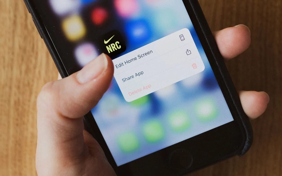 Persona che consulta un’app sul proprio telefono