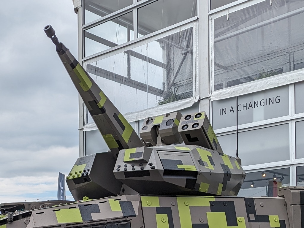 Sistema di difesa aerea Rheinmetall Boxer Skyranger 30 esposto a ILA Berlino 2024.