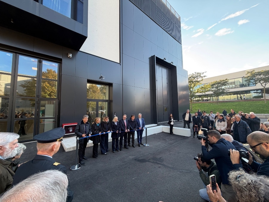 Taglio del nastro dell’Aerospace Building al Politecnico di Milano, davanti al pubblico e ai fotografi