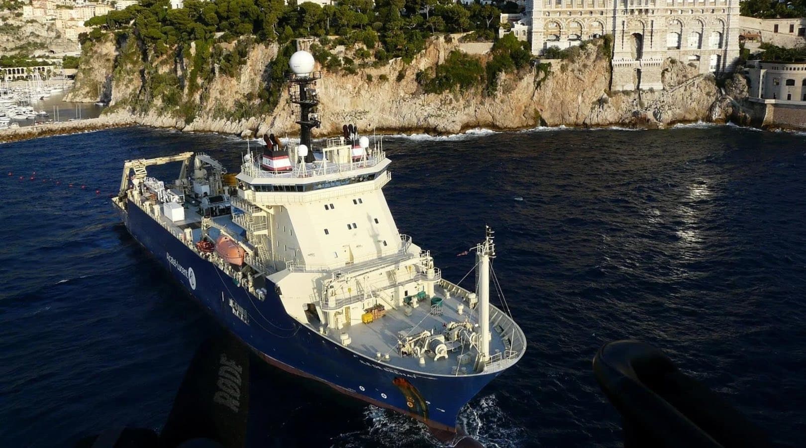 Nave specializzata nella posa di cavi sottomarini per le telecomunicazioni