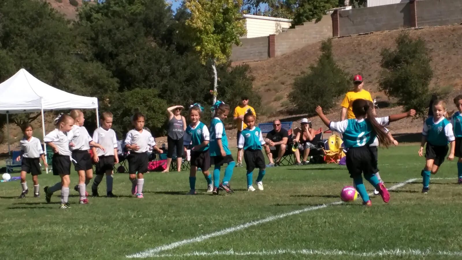 Giovani calciatrici durante una partita di calcio giovanile