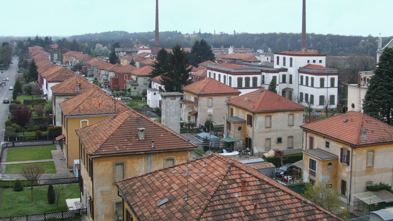 Veduta di Crespi d’Adda con abitazioni, edifici collettivi e ciminiere