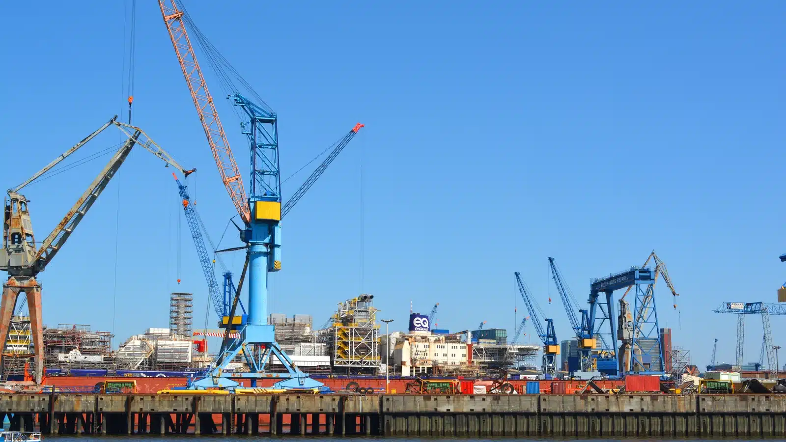 Gru e terminal container nel porto di Amburgo