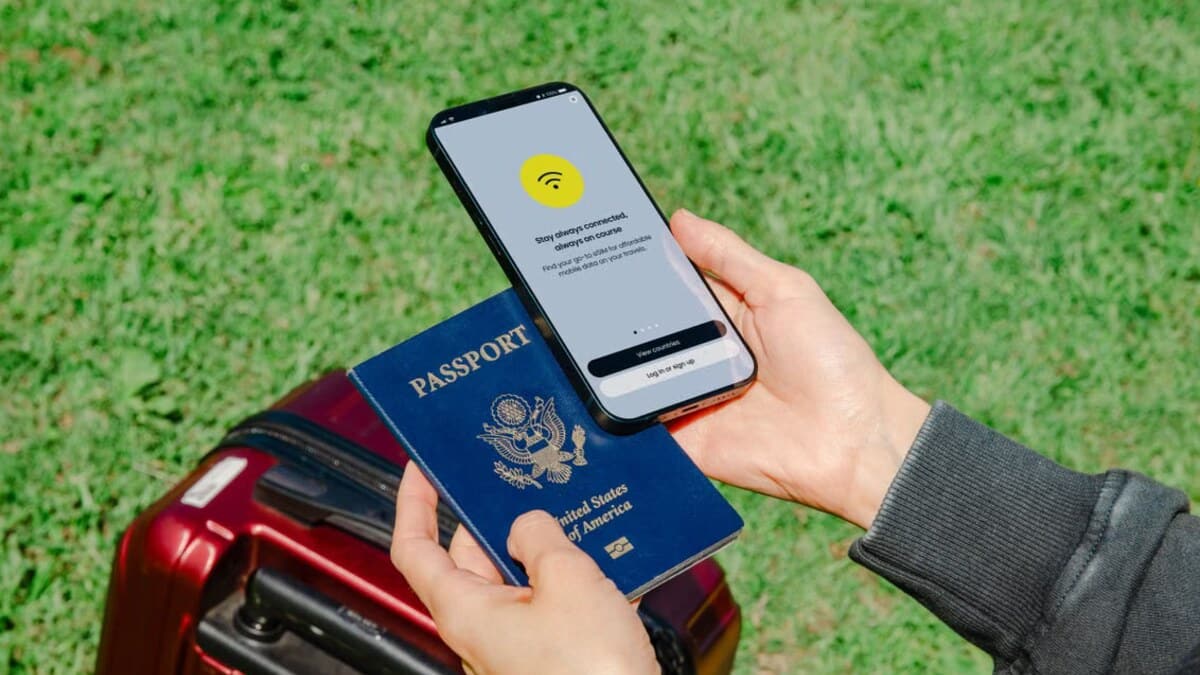 Persona con passaporto e smartphone per l’identificazione digitale durante un viaggio