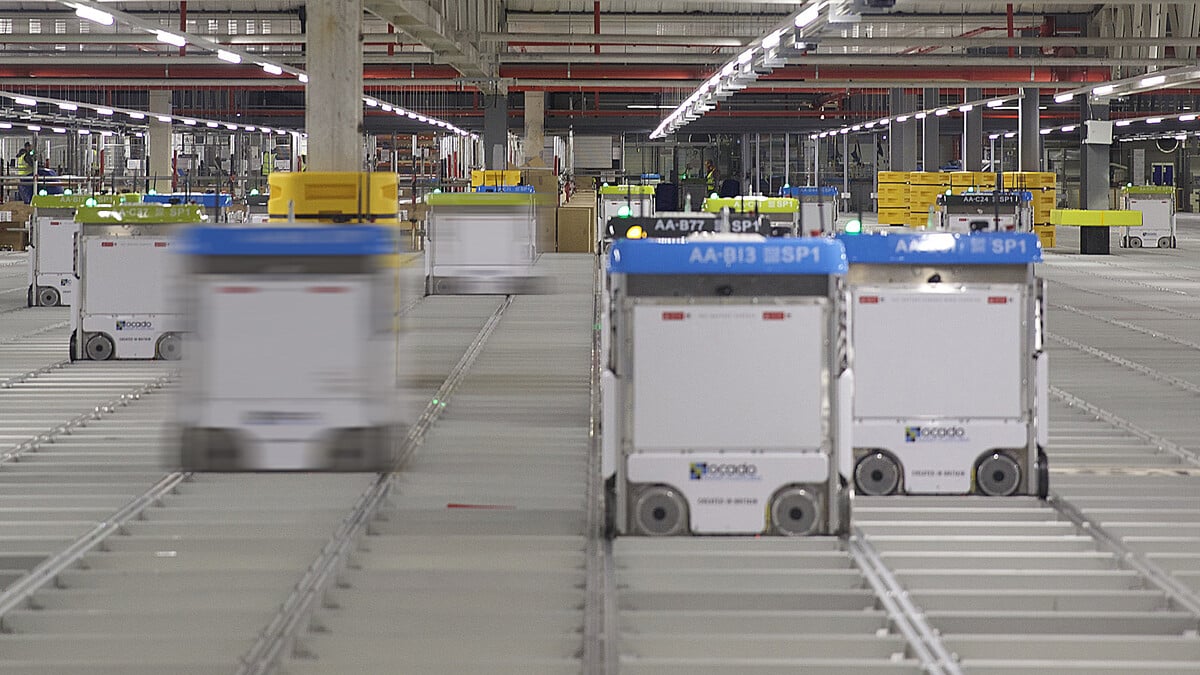 Robot mobili autonomi in movimento in un grande magazzino automatizzato.