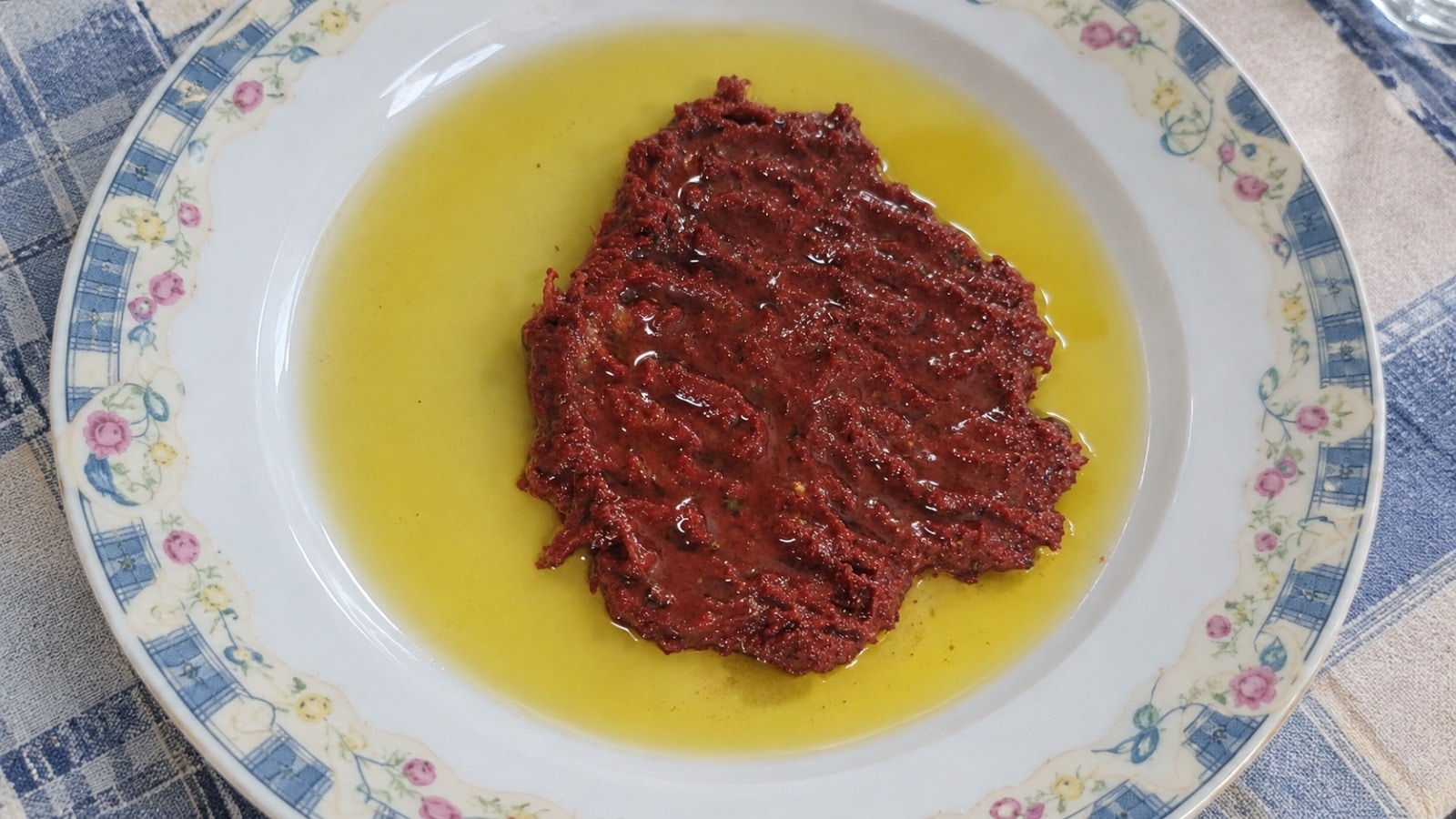 Piatto di Sardella di Crucoli condita con olio d'oliva, il tipico "caviale calabrese" rosso vivo.