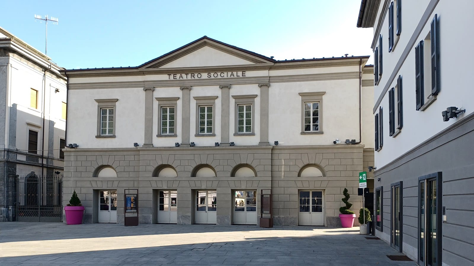 Facciata del Teatro Sociale di Sondrio in piazza Garibaldi