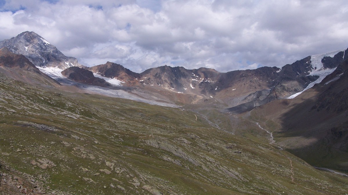Panorama della Val Cedec con versanti rocciosi e ghiacciai sullo sfondo