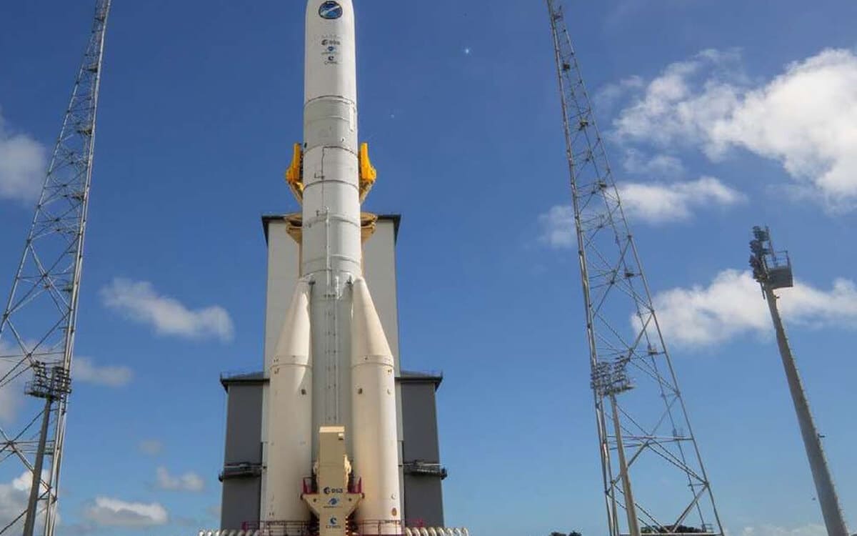 Razzo europeo Ariane 6 sulla rampa dello spazioporto