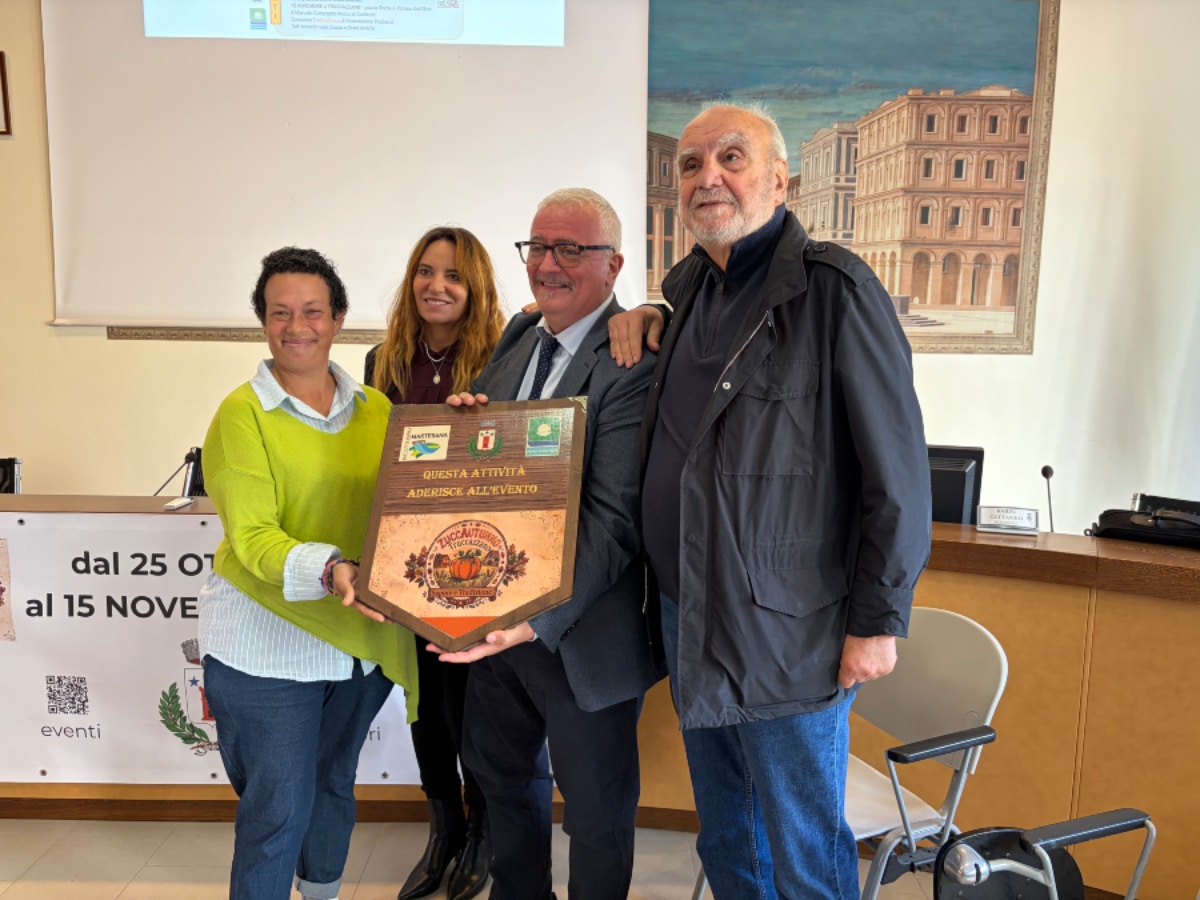 ZuccAutunno 2026 a Truccazzano, i quattro protagonisti della conferenza stampa mostrano la targa della manifestazione