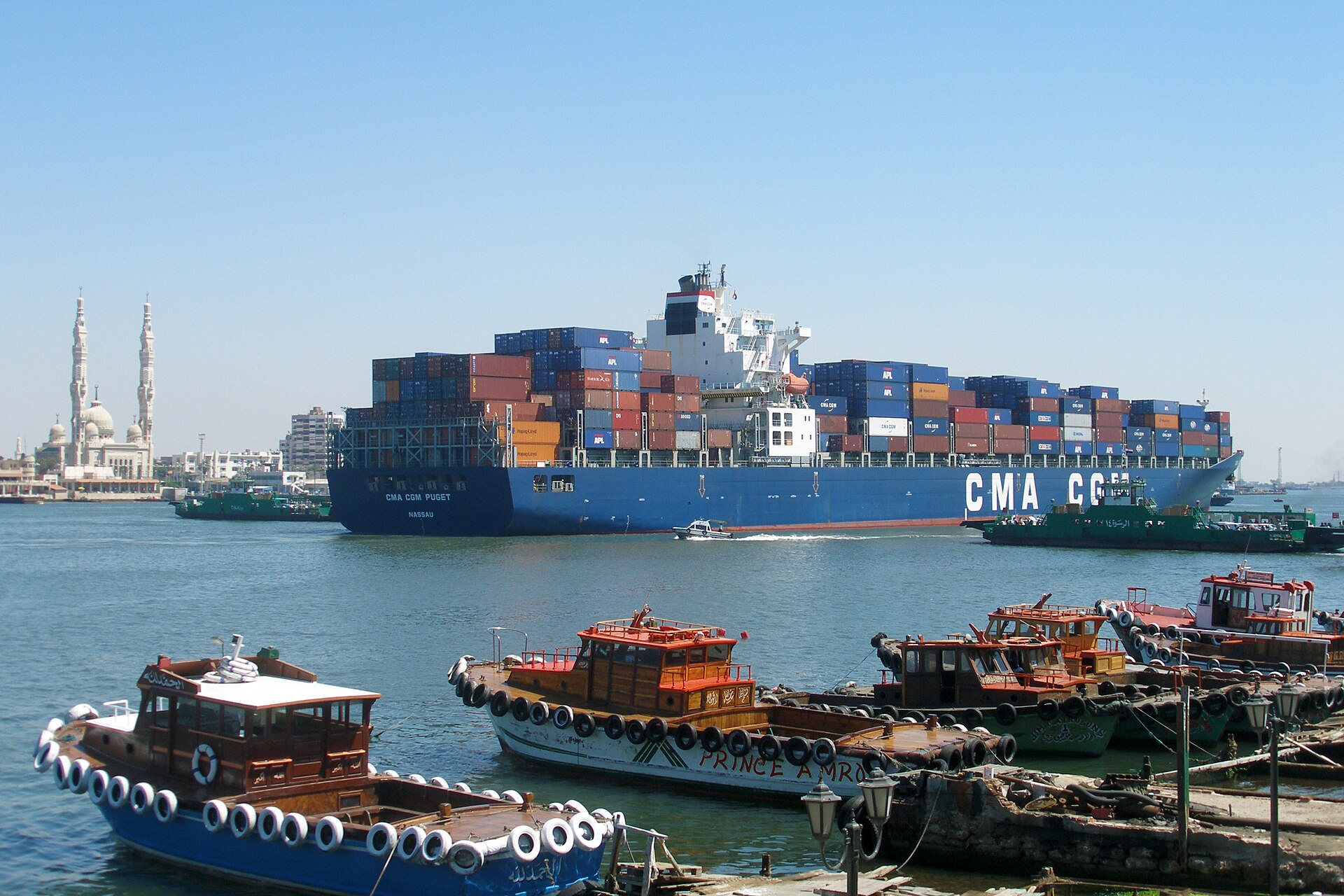 Nave portacontainer in navigazione nel Canale di Suez
