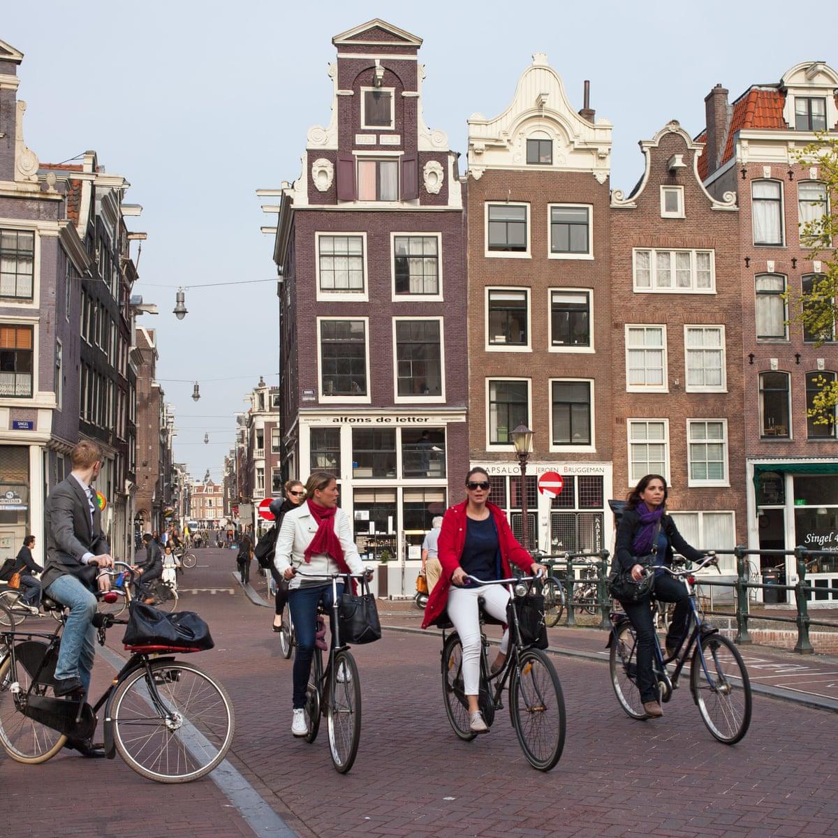 Ciclisti ad Amsterdam, esempio di mobilità sostenibile e utilizzo quotidiano della bicicletta negli spostamenti urbani