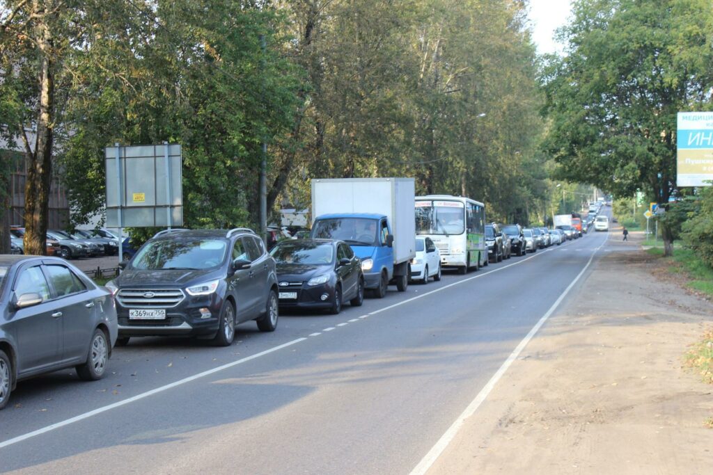 Automobili incolonnate nel traffico urbano, simbolo delle difficoltà della mobilità sostenibile nelle città