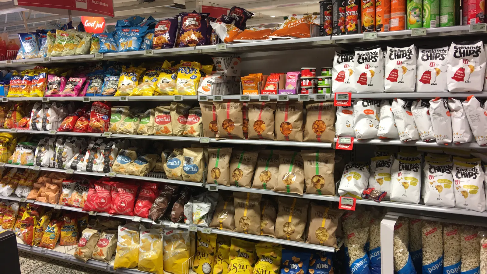 Scaffale di prodotti alimentari confezionati in un supermercato