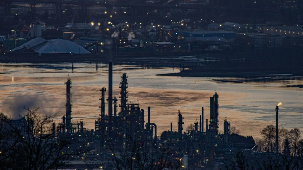 Caro energia: impianto di raffinazione del petrolio al tramonto