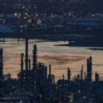 Caro energia: impianto di raffinazione del petrolio al tramonto