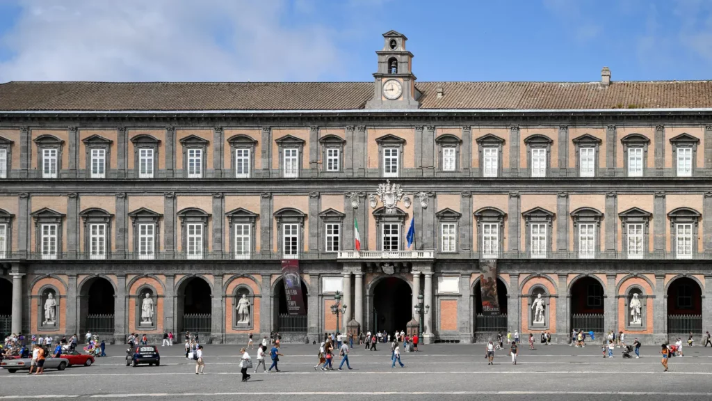 Piazza del Plebiscito e Palazzo Reale tra i luoghi da vedere a Napoli.