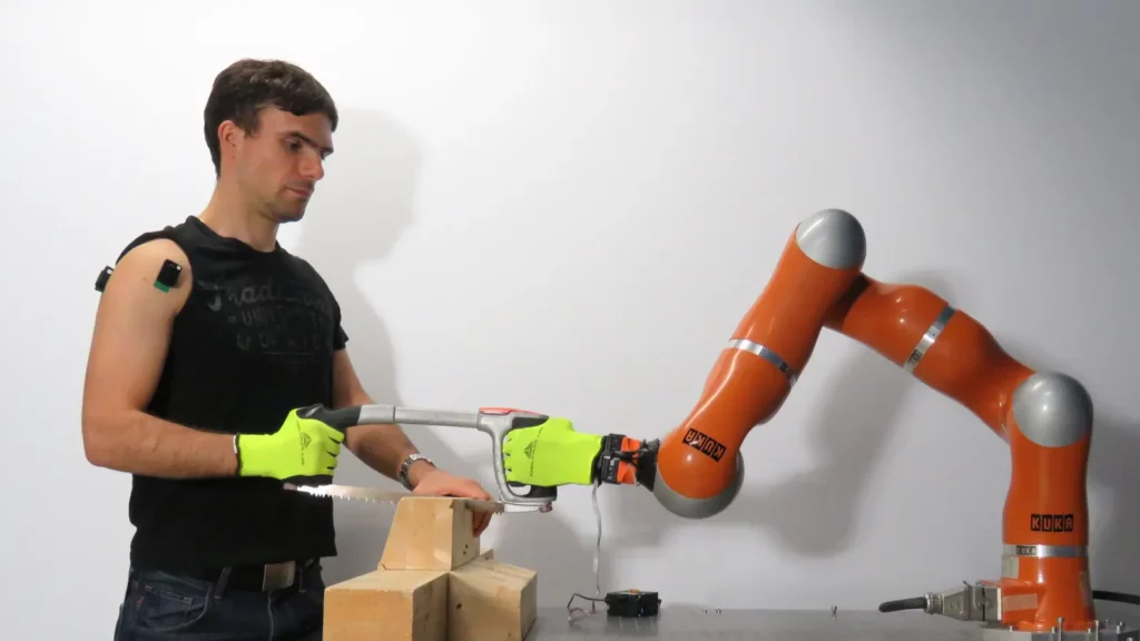 Coscienza artificiale e collaborazione tra un ricercatore e un robot industriale