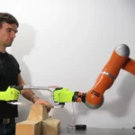 Coscienza artificiale e collaborazione tra un ricercatore e un robot industriale