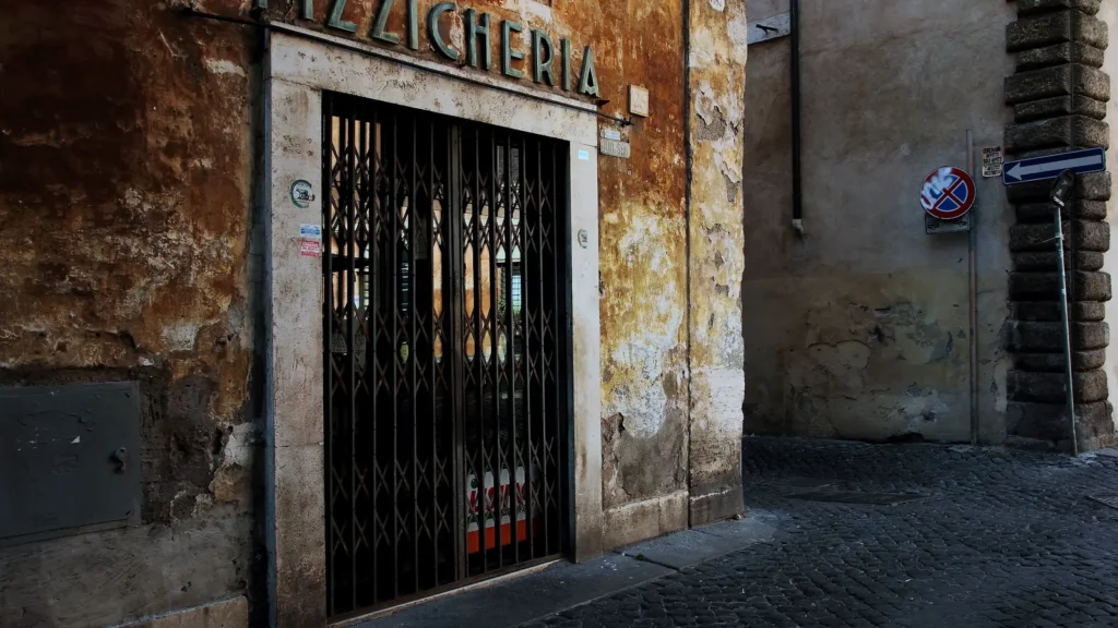 Desertificazione commerciale e negozio di prossimità chiuso a Roma