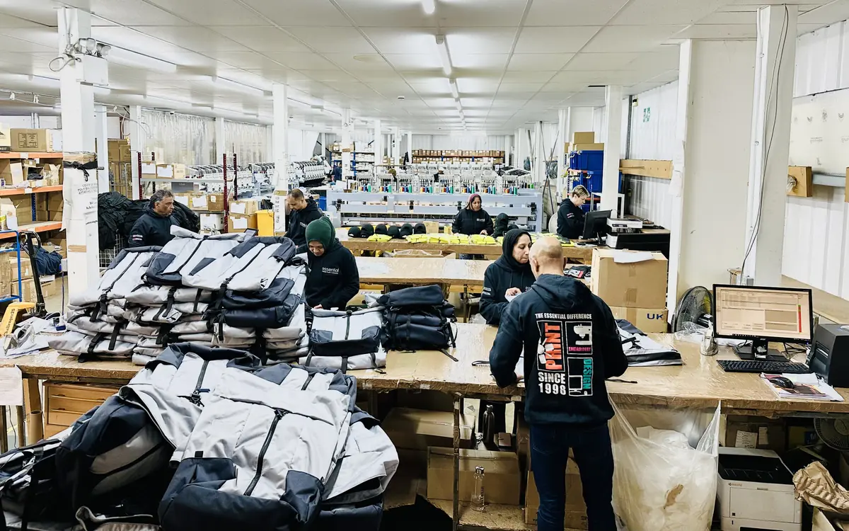 Addetti alla produzione di abbigliamento in uno stabilimento manifatturiero