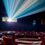 Documentario Naza: una sala cinematografica illuminata dal fascio del proiettore