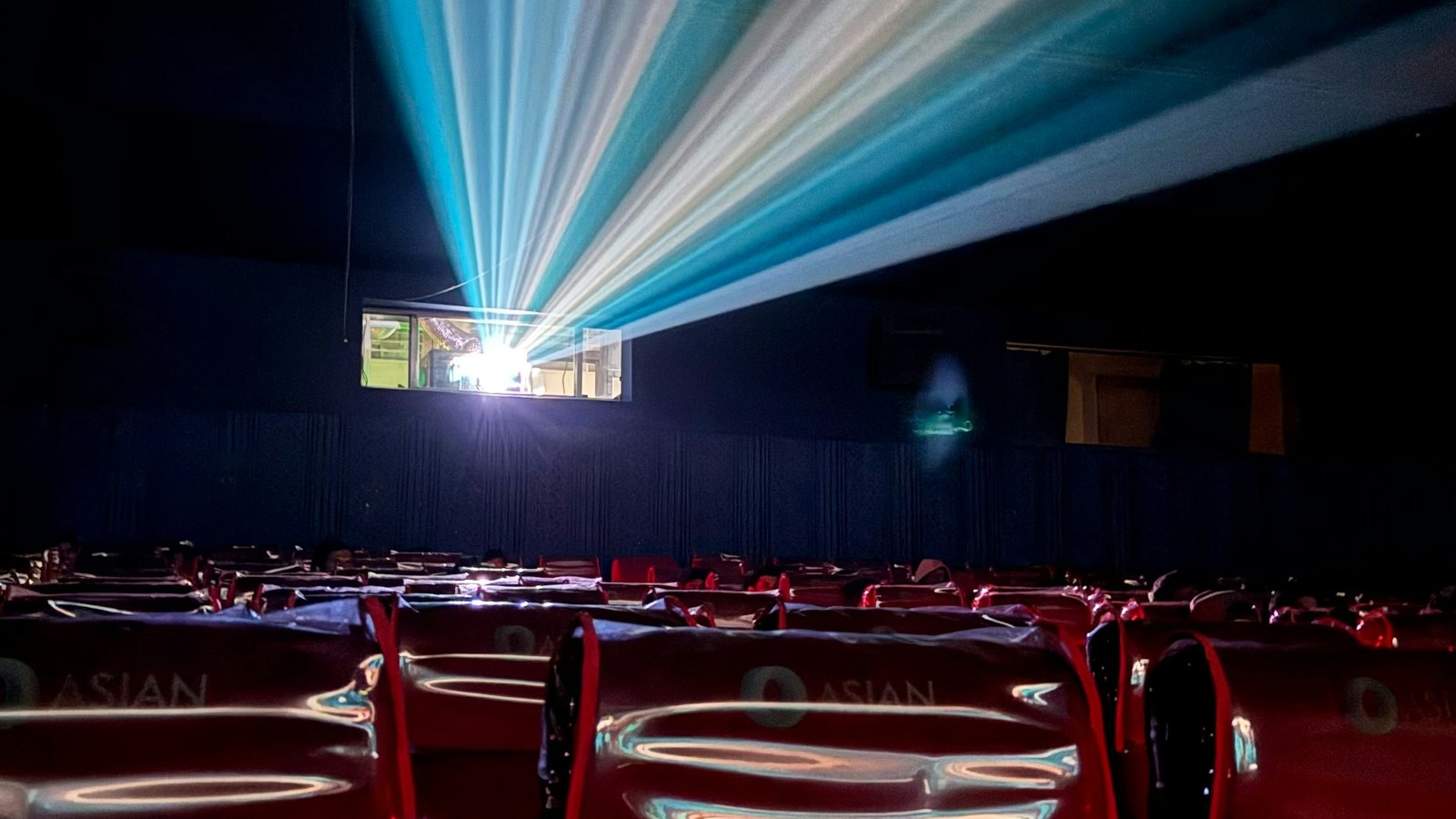 Documentario Naza: una sala cinematografica illuminata dal fascio del proiettore