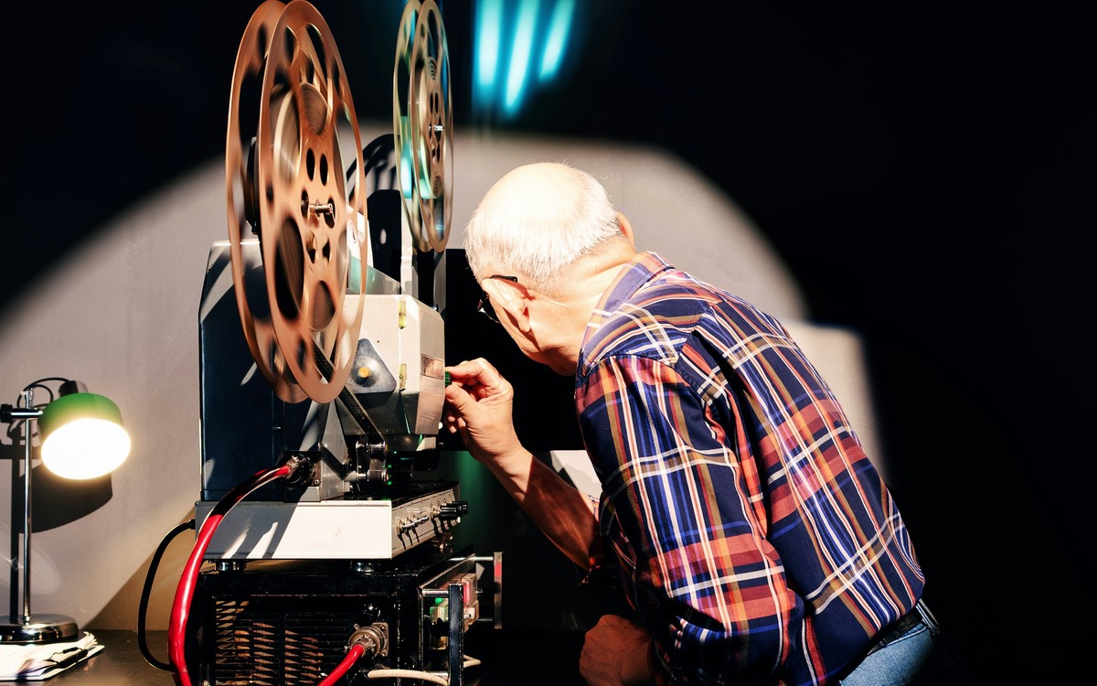Documentario Naza: operatore al lavoro con un proiettore cinematografico