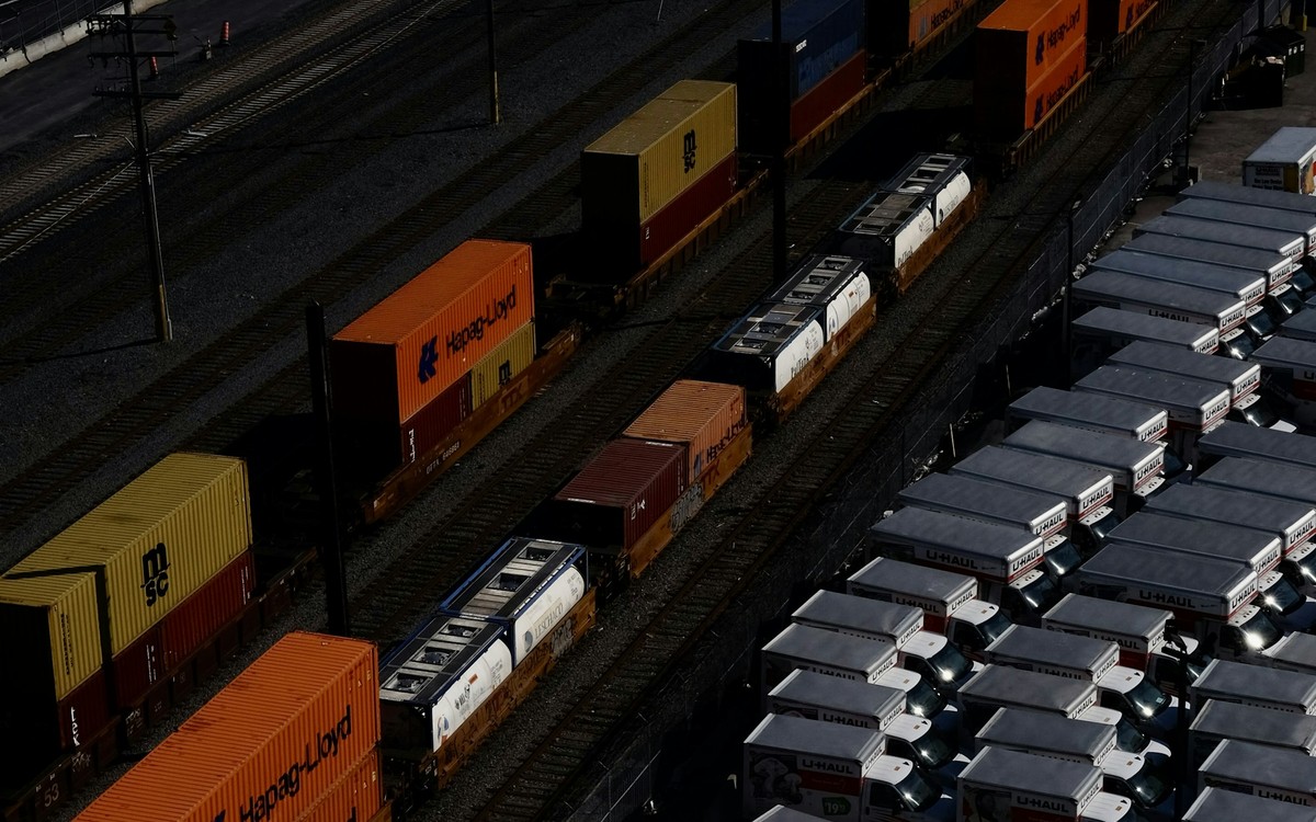 Economia del mare: container, treni e camion nella catena logistica portuale