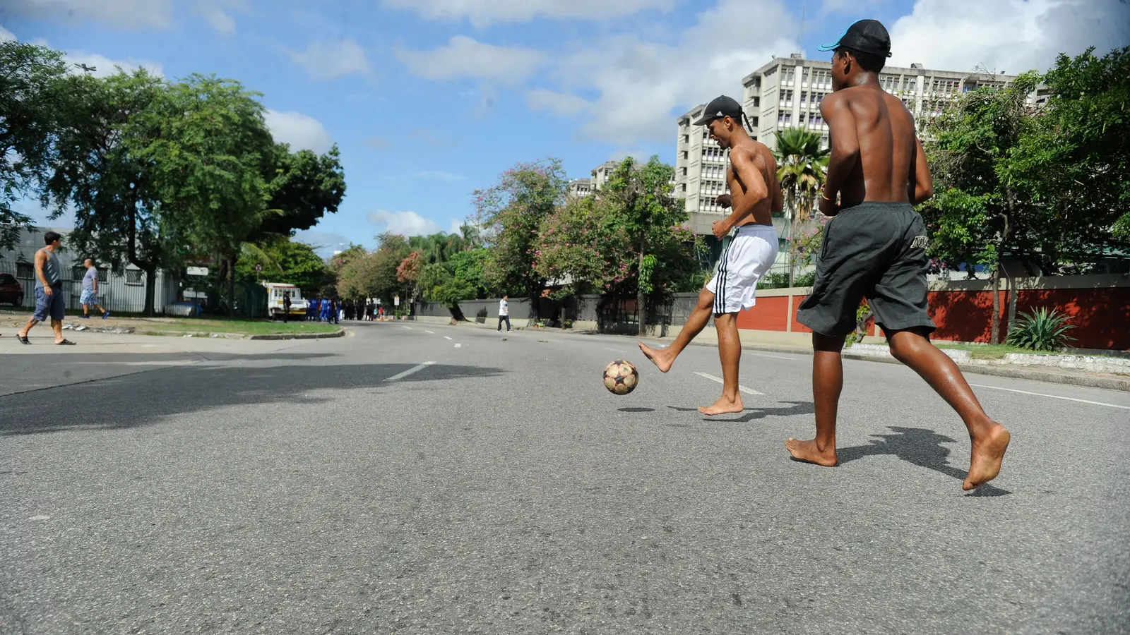 Fútbol bailado, ragazzi che giocano a calcio in strada
