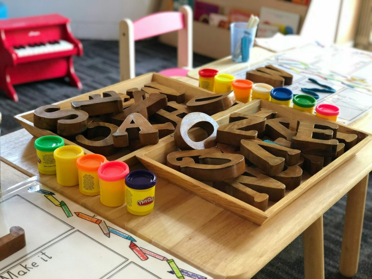 Immagine illustrativa sul tema di asili nido e occupazione femminile in Italia.