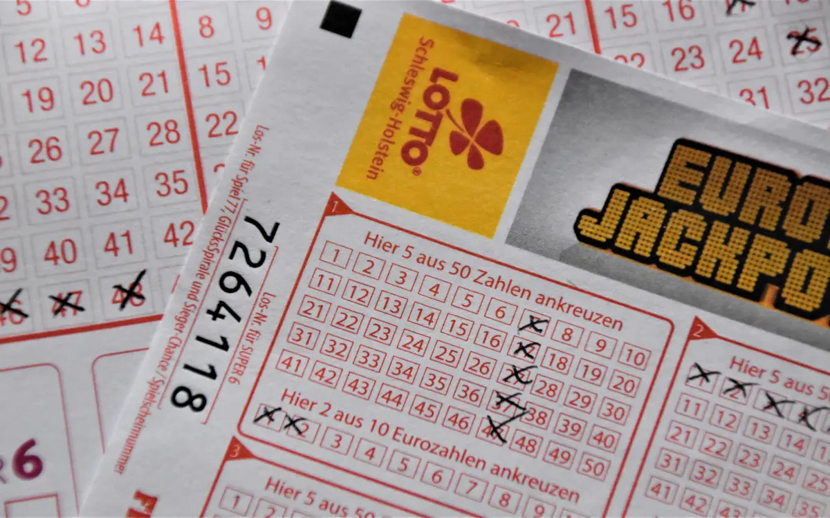 Gioco d’azzardo in Italia rappresentato da schedine della lotteria