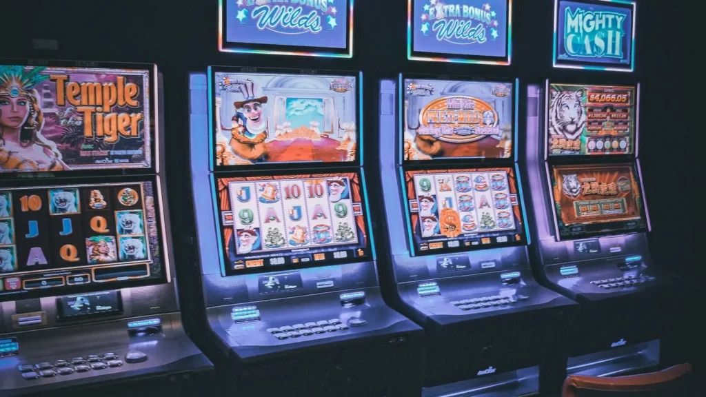 Gioco d’azzardo in Italia con una fila di slot machine