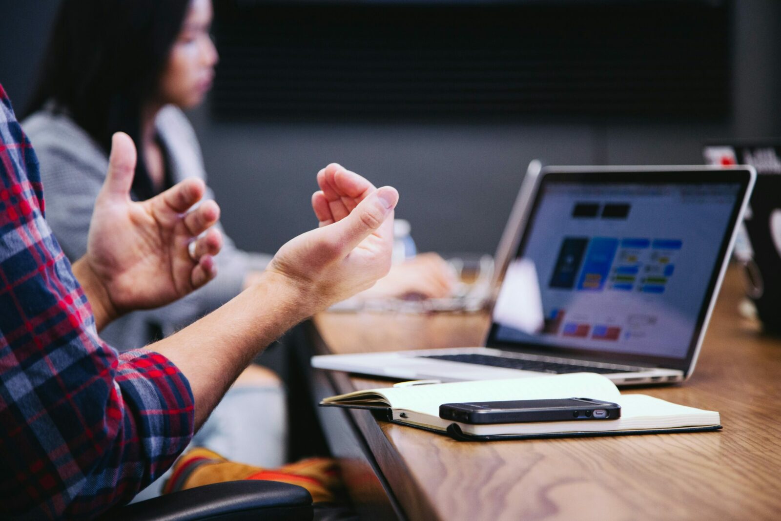 Professionista in ufficio che segue un percorso di aggiornamento e formazione digitale sulle nuove tecnologie.