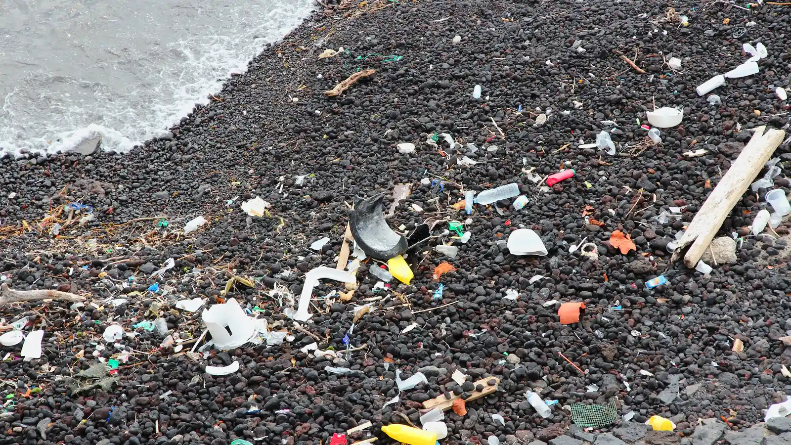 Inquinamento da plastica: rifiuti accumulati su una spiaggia