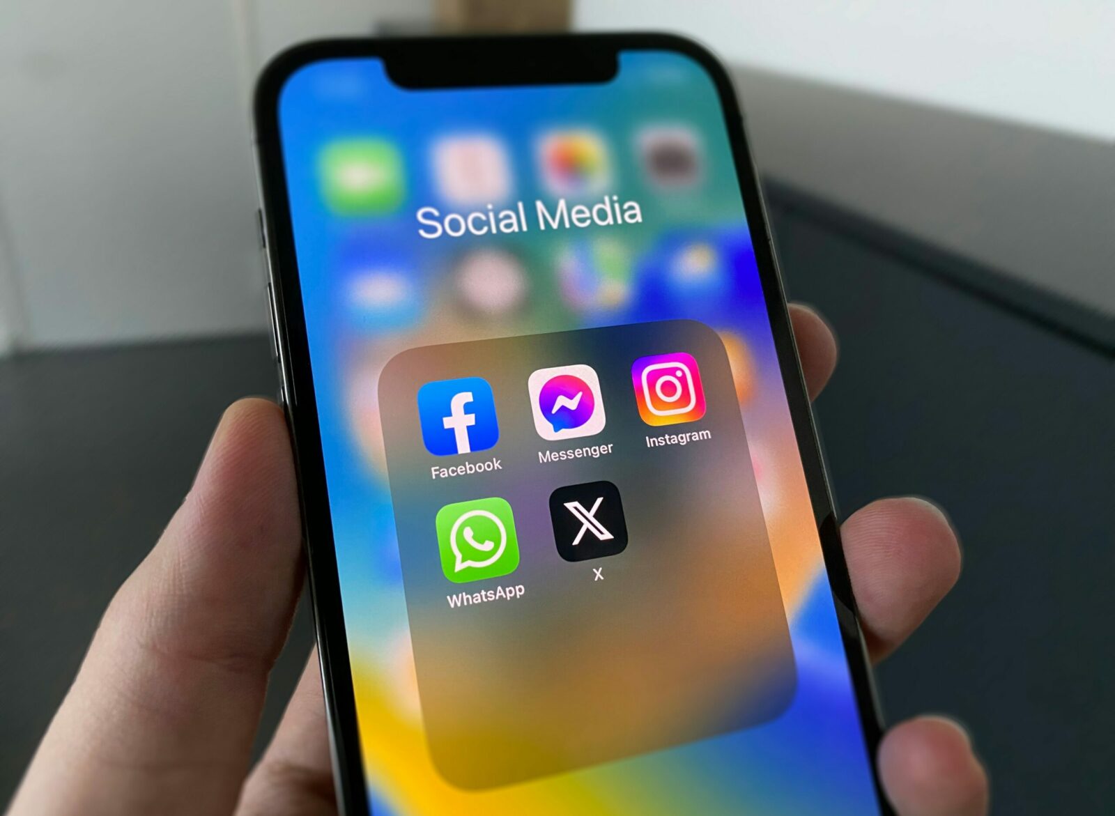 Hashtag politici su X e dibattito sull’opinione pubblica