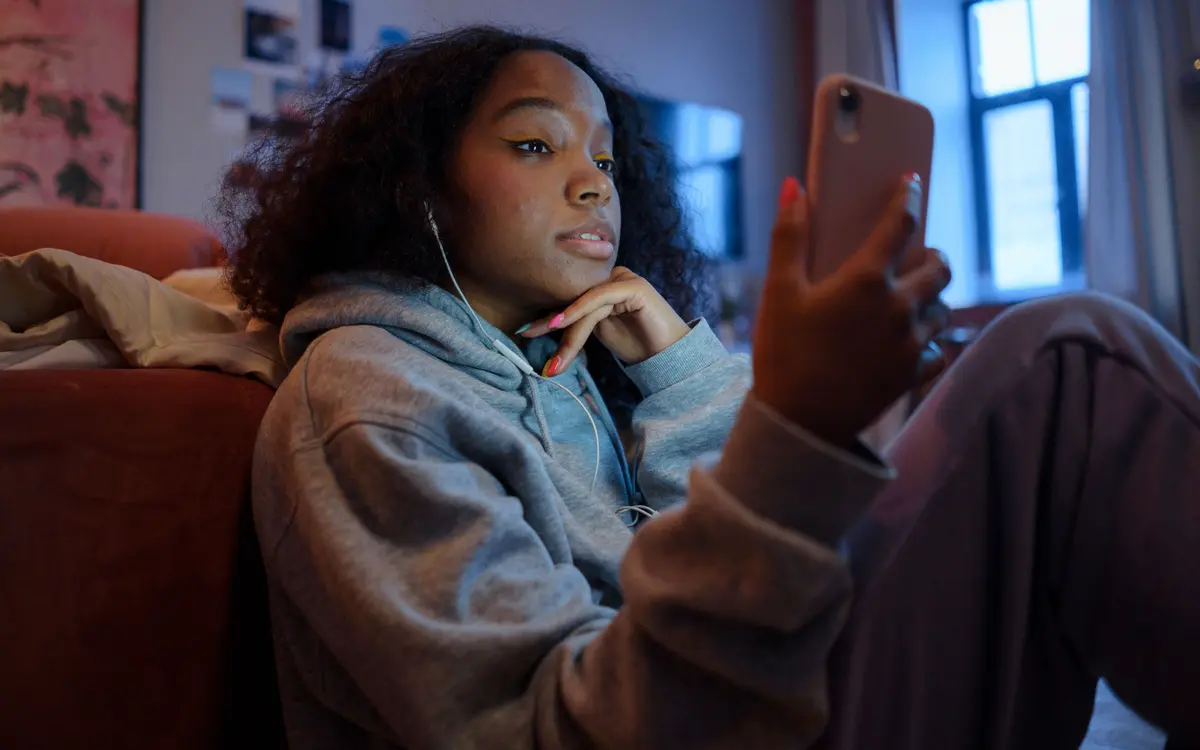 Limiti di età sui social e uso dello smartphone tra gli adolescenti