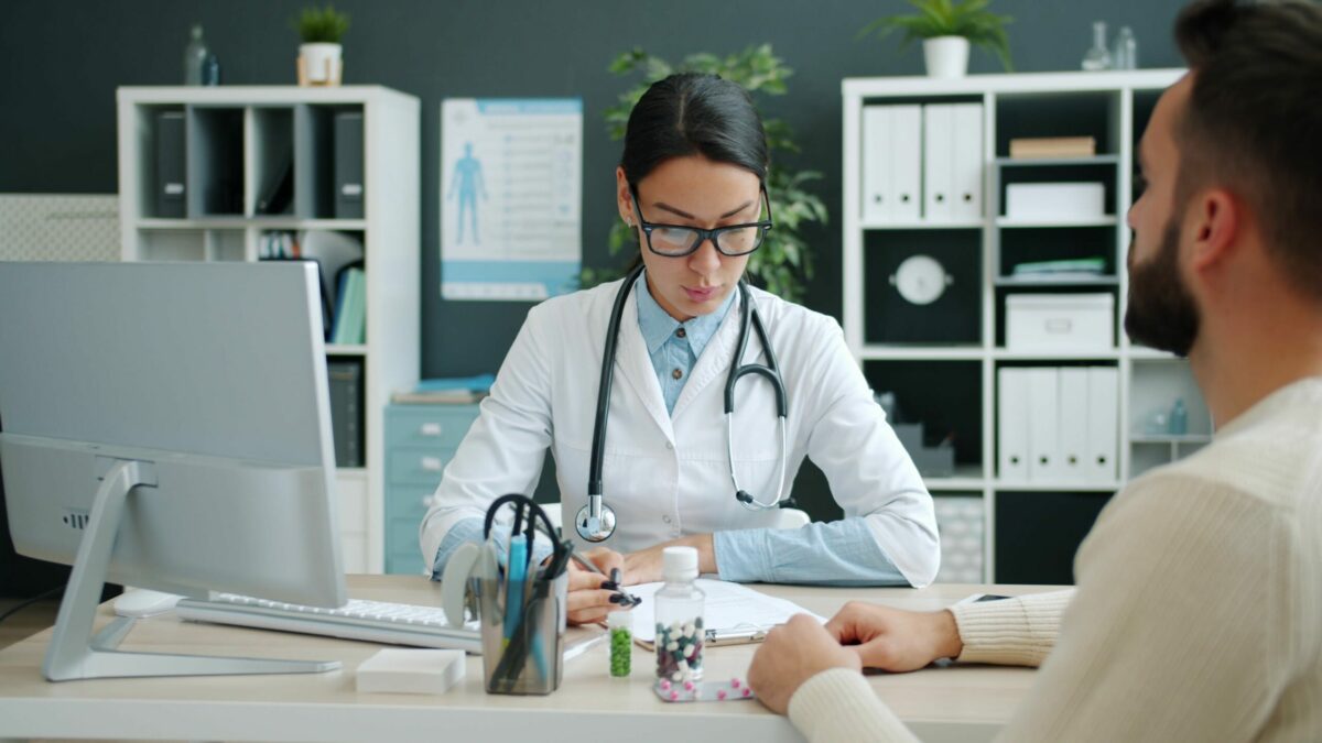 Visita e consulto medico per valutare le indicazioni terapeutiche dei trattamenti per il metabolismo.