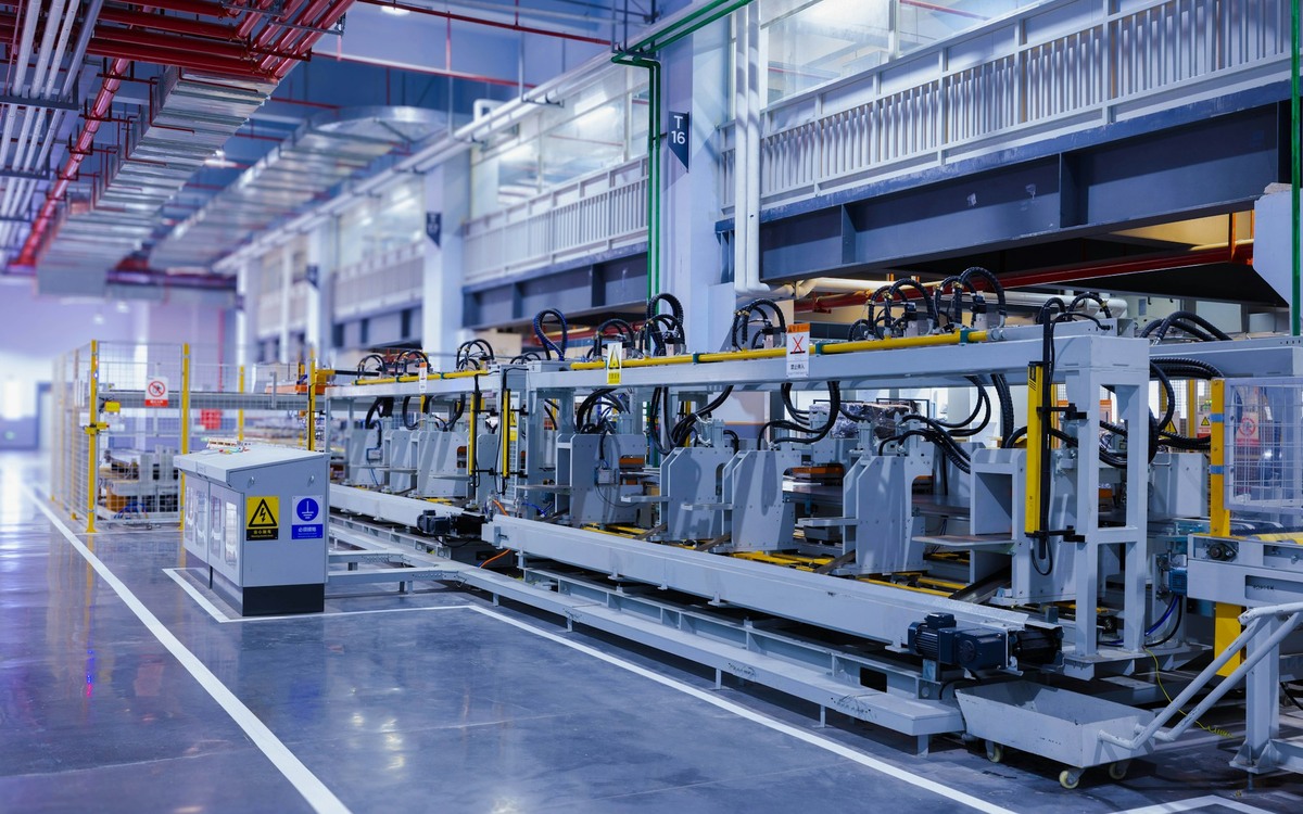 PIL italiano: impianti automatizzati in uno stabilimento industriale