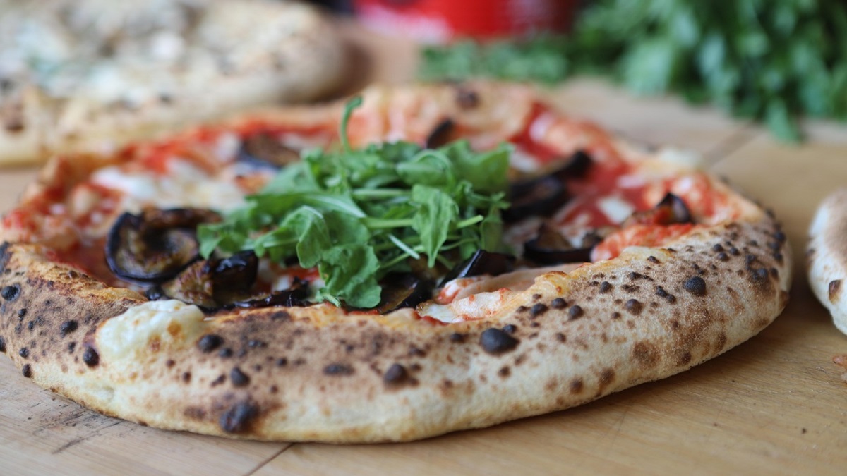 Pizza artigianale cotta in forno a legna, esempio di certificazione STG per la ricetta tradizionale