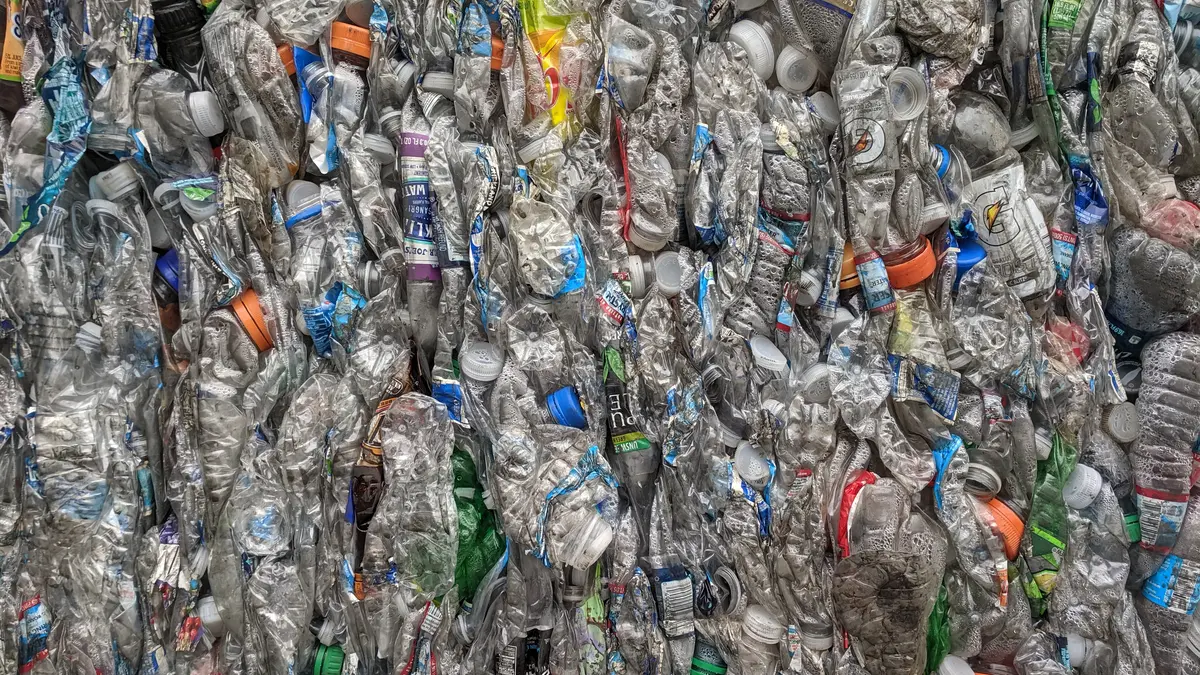 Inquinamento da plastica: bottiglie PET compresse e destinate al riciclo
