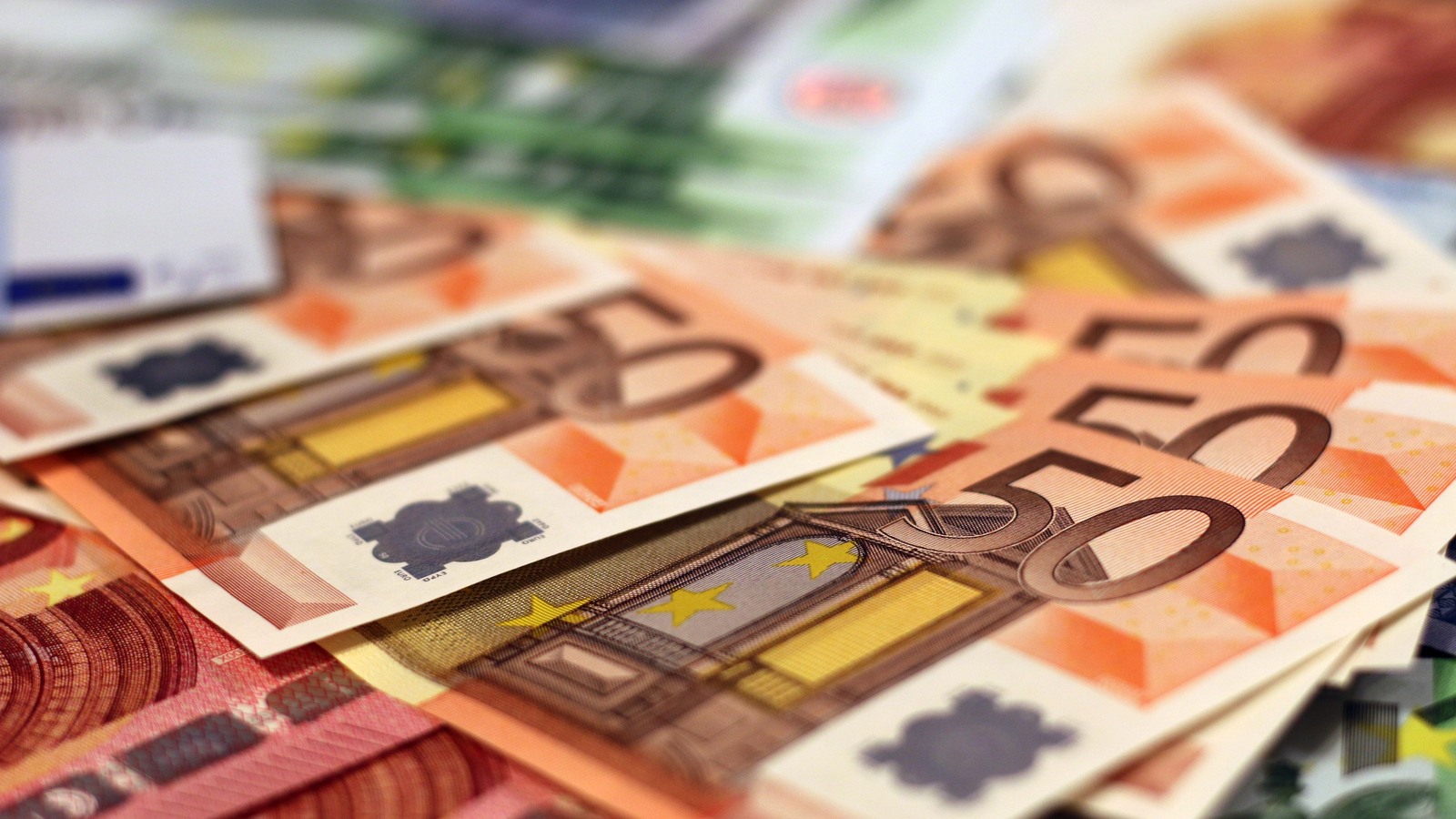 Tassi elevati e debito pubblico rappresentati da banconote in euro