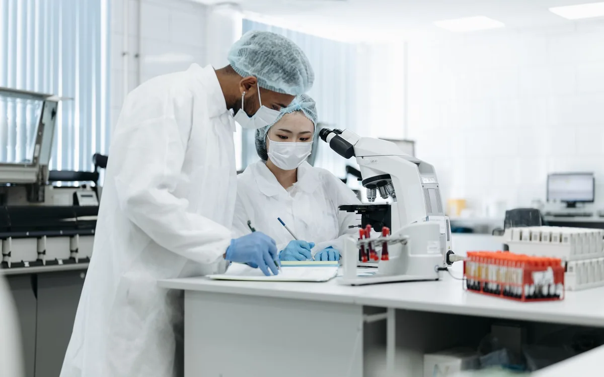 Gruppo di ricercatori impegnato in attività di laboratorio