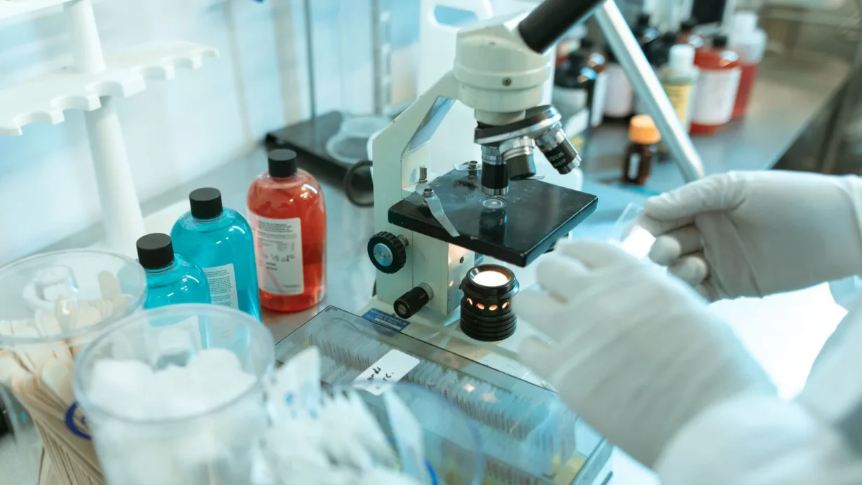 Ricercatrice al lavoro in laboratorio