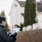 Perito della banca durante la valutazione per il mutuo