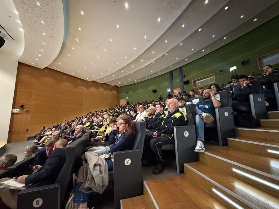 Pubblico e volontari in divisa all’Auditorium Testori per la conferenza Scuola e Protezione Civile in Lombardia