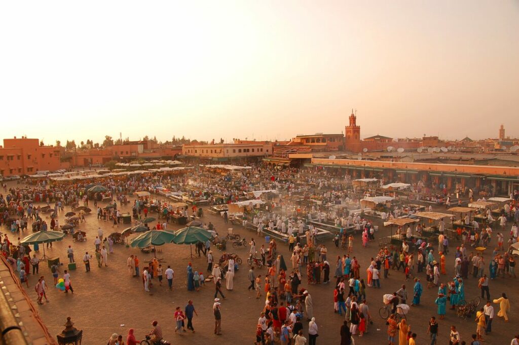 Piazza Jemaa el-Fna a Marrakech gremita di persone